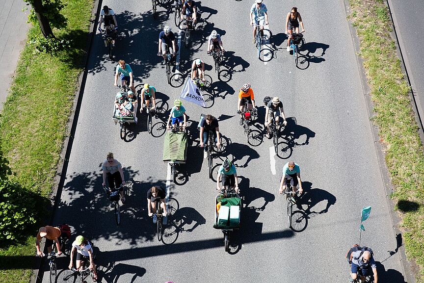 Sternfahrt Rheinuferstraße Radfahrende der Sternfahrt auf der Rheinuferstraße