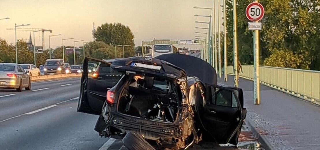 Unfall auf der Zoobrücke mit Unfallfahrzeug auf dem Radweg