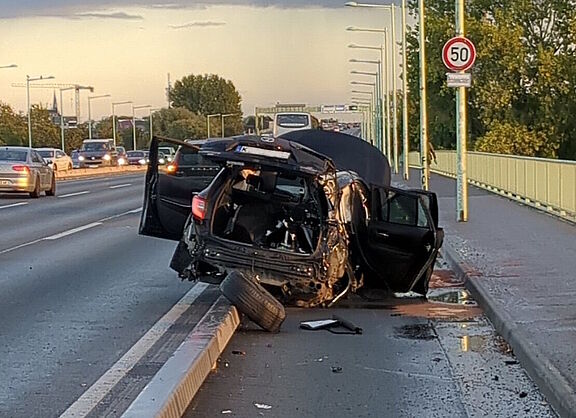 Unfall auf der Zoobrücke mit Unfallfahrzeug auf dem Radweg