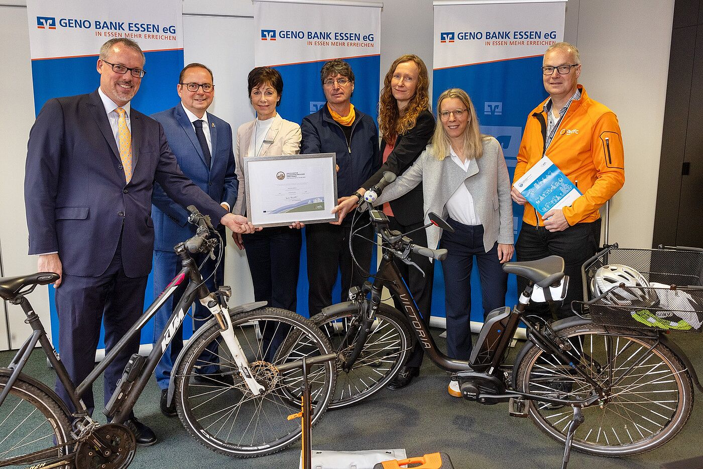 Zertifizierung GENO Bank Essen Die Übergabe des Zertifikats in Gold an die GENO Bank Essen eG. Von links: Stefan Sperlbaum (Vorstand GENO Bank), Thomas Kufen (Oberbürgermeister Stadt Essen), Marion Seidelmann (Radverkehrskoordinatorin), Andreas K. Bittner (ADFC Projekt "Fahrradfreundlicher Arbeitgeber), Ingrid Hibbard (Bereichsleiterin Unternehmenssteuerung), Eva Harm (Wirtschaftsförderung Essen) und Marc Zietan (Landesvorstand ADFC NRW).