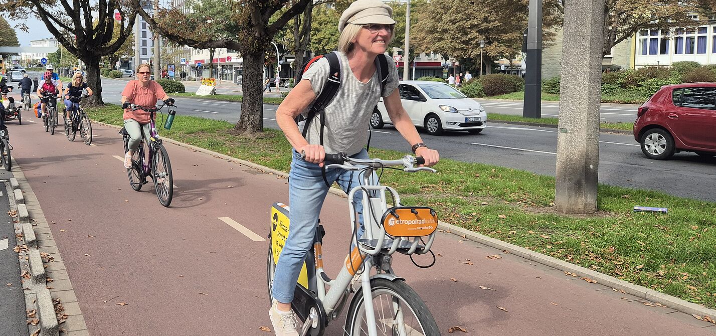 2025-09_Exkursion_Mobilitaet_Dortmund__ADFC_NRW Zwei Frauen benutzen einen Zweirichtungsradweg.