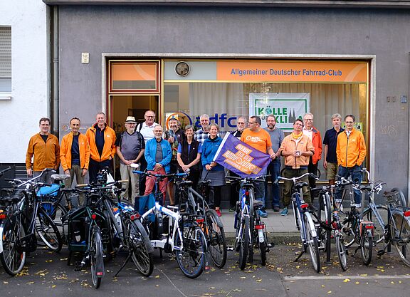 230930_adfc_nrw_exkursion_koeln Netzwerk Mobilität und Verkehr vor der Geschäftsstelle des ADFC Köln.