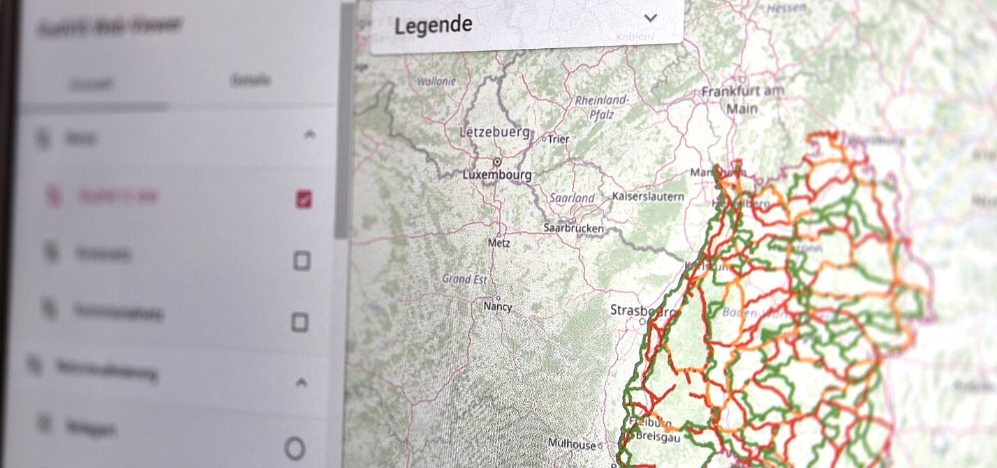 Das Bild zeigt eine Ansicht des RadVIS WebViewer auf einem Computerbildschirm, der eine Karte des Radwegenetzes in Baden-Württemberg zeigt