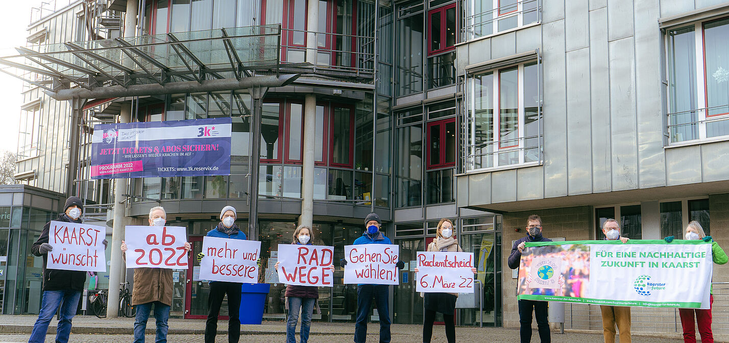 Initiative wirbt mit Transparenten für den Radentscheid Kaarst 