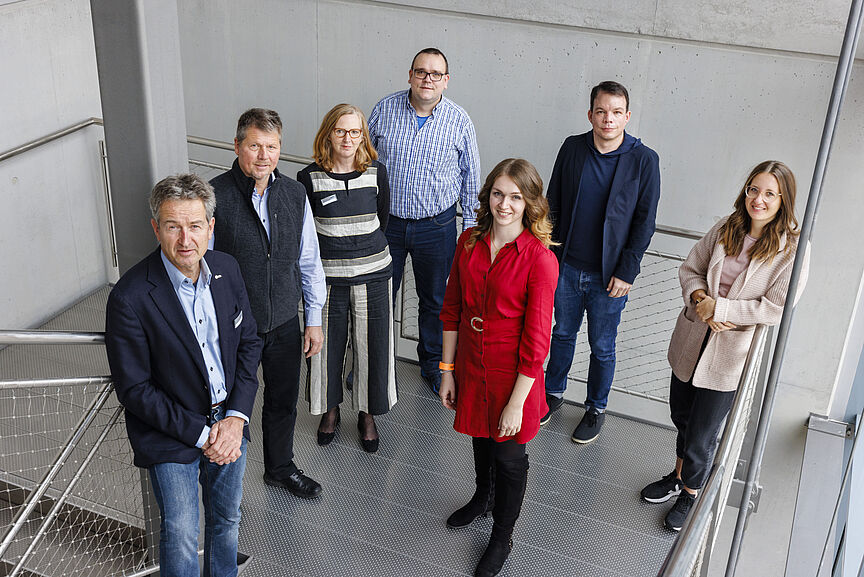 Der ADFC-Bundesvorstand Gruppenbild des ADFC-Bundesvorstands auf einem Treppenabsatz, von oben fotografiert