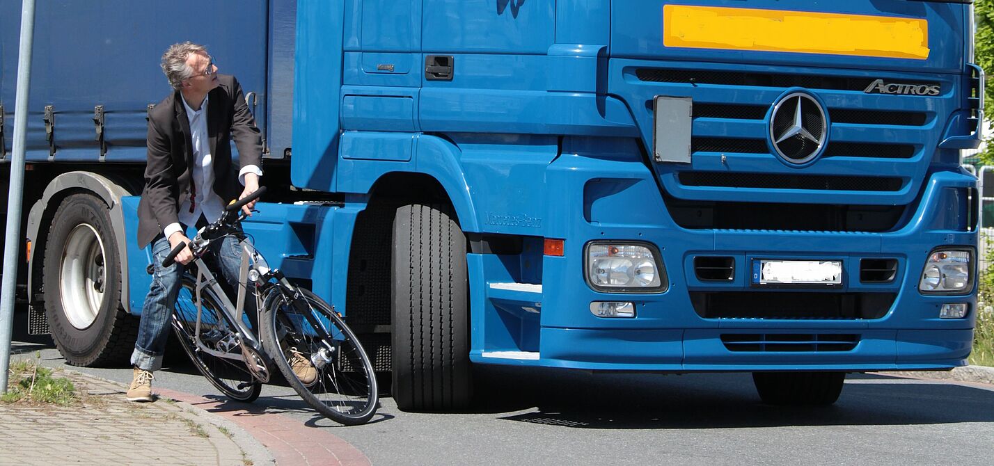 Fahrradfahrer neben LWK beim Abbiegen