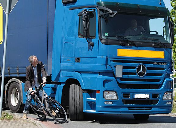 Fahrradfahrer neben LWK beim Abbiegen