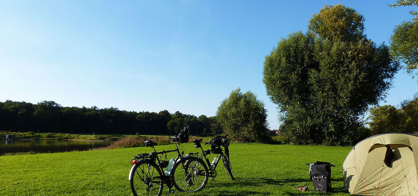 Campen an der Elbe mit dem Fahrrad.