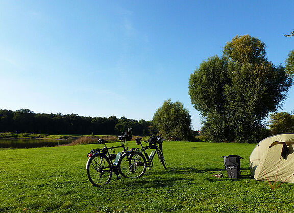 Campen an der Elbe mit dem Fahrrad.