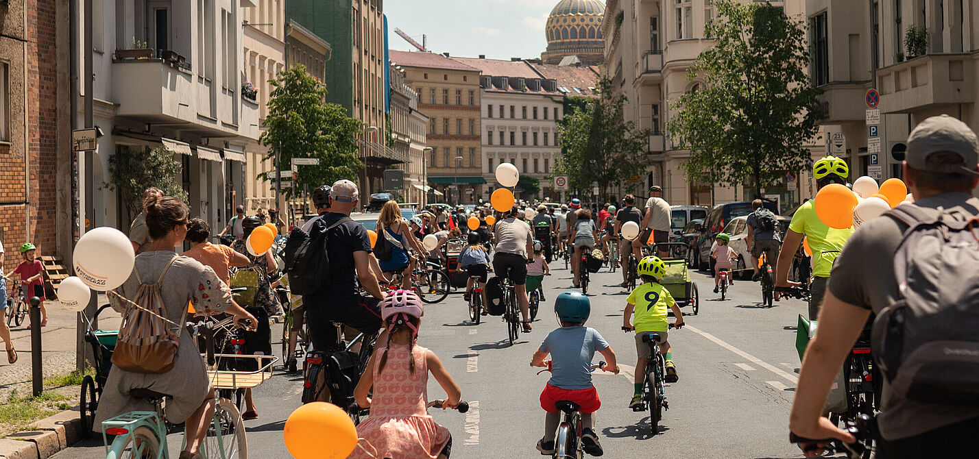 Fahrradgruppe mit bunten Ballons fahren während der Sternfahrt Berlin auf der Straße 
