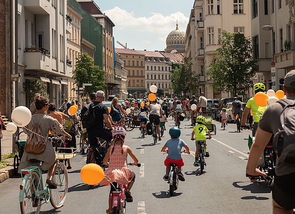 Sternfahrt Berlin mit Ballons Fahrradgruppe mit bunten Ballons fahren während der Sternfahrt Berlin auf der Straße