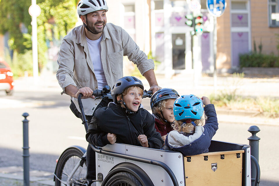ADFC Herbstkampagne 2026 Mann mit Kindern im Lastenrad